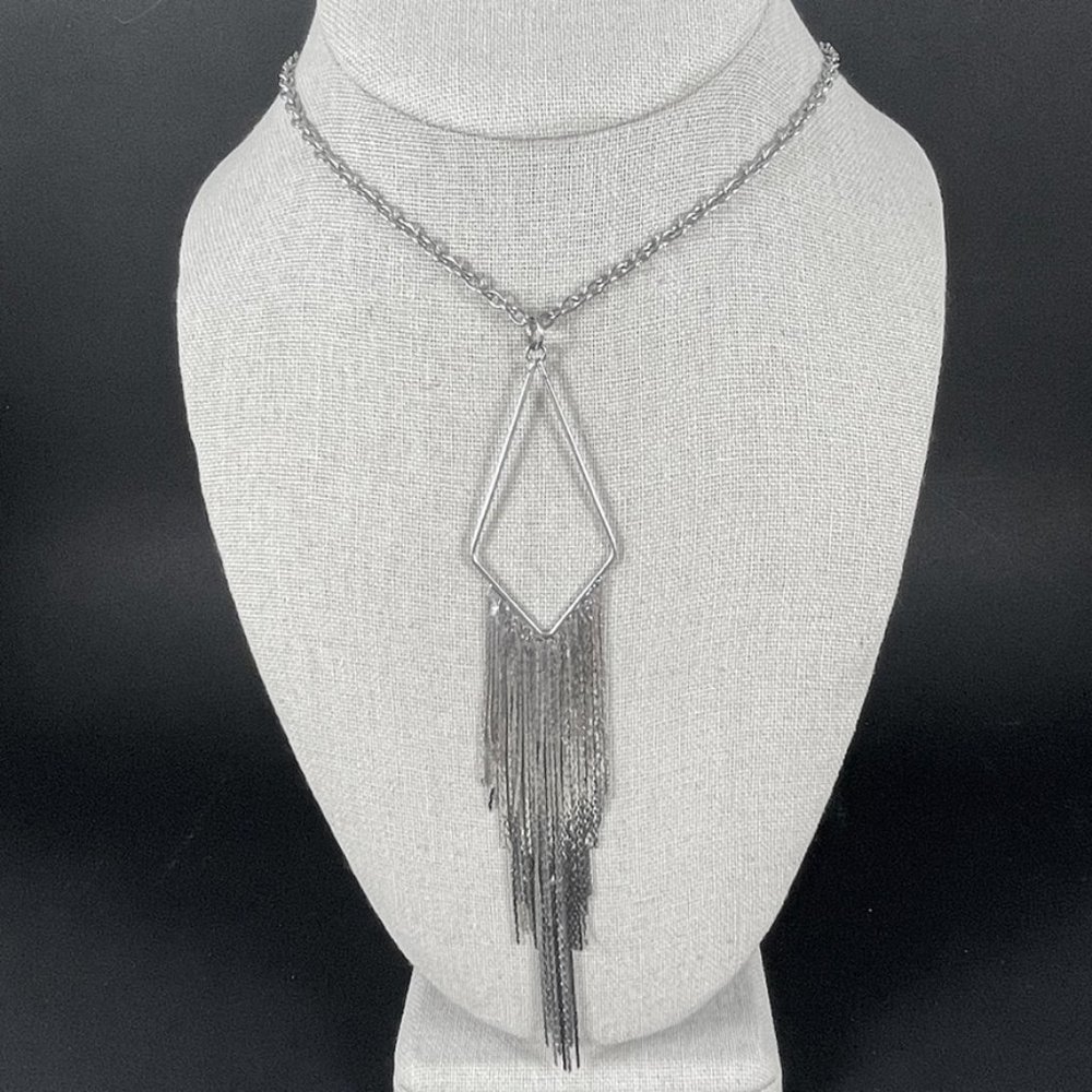 30 " ELEGANT SILVER-TONE FLAPPER  DESIGN Necklace W/Dual Lobster Claw Fasteners